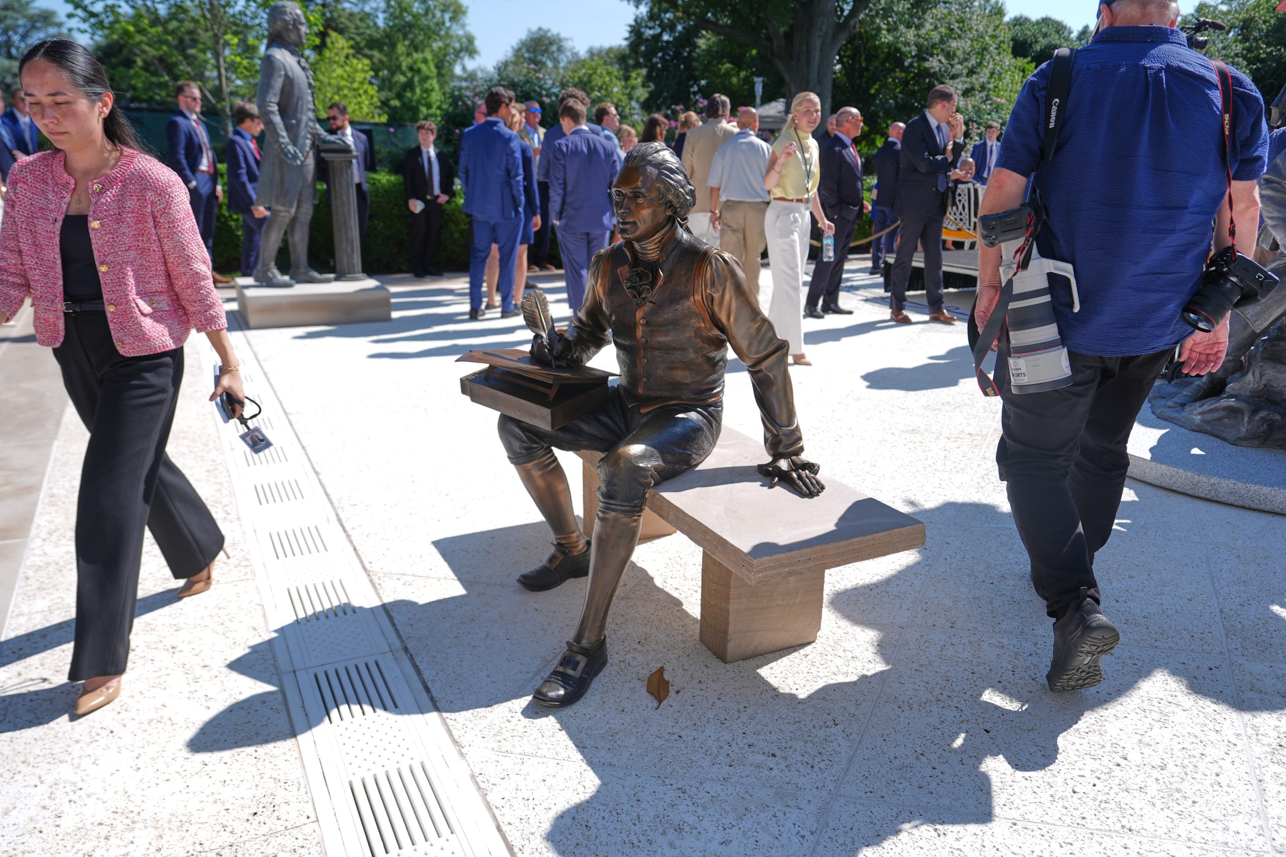 Loveland artist donates Thomas Jefferson statue to Trump's Rose